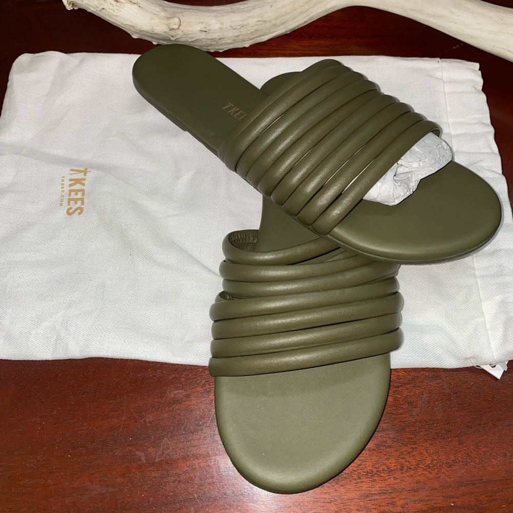 Tkees sandal never worn, with dust bag